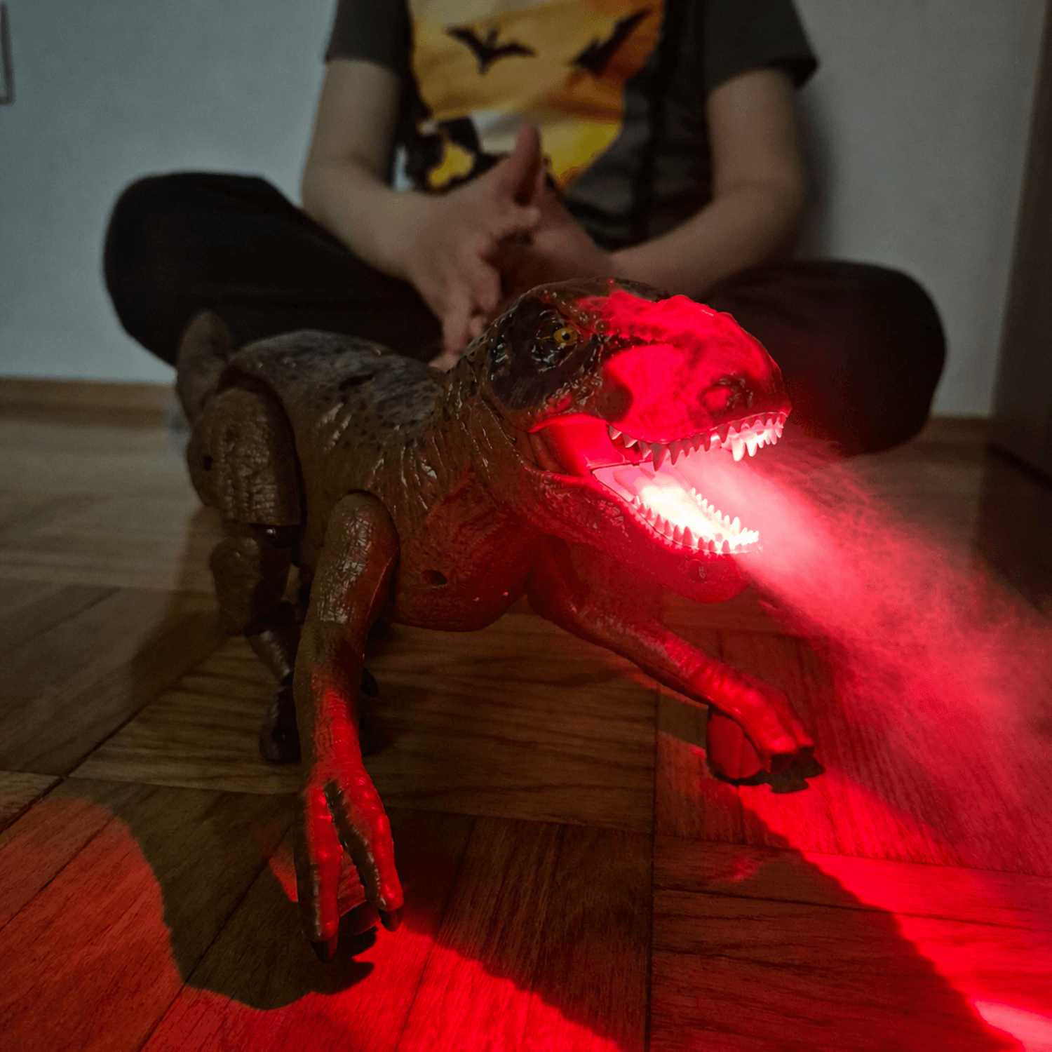 Moćni T-Rex: Interaktivni Dinosaurus koji Ispušta Efekat Vatre i Realistično Se Kreće