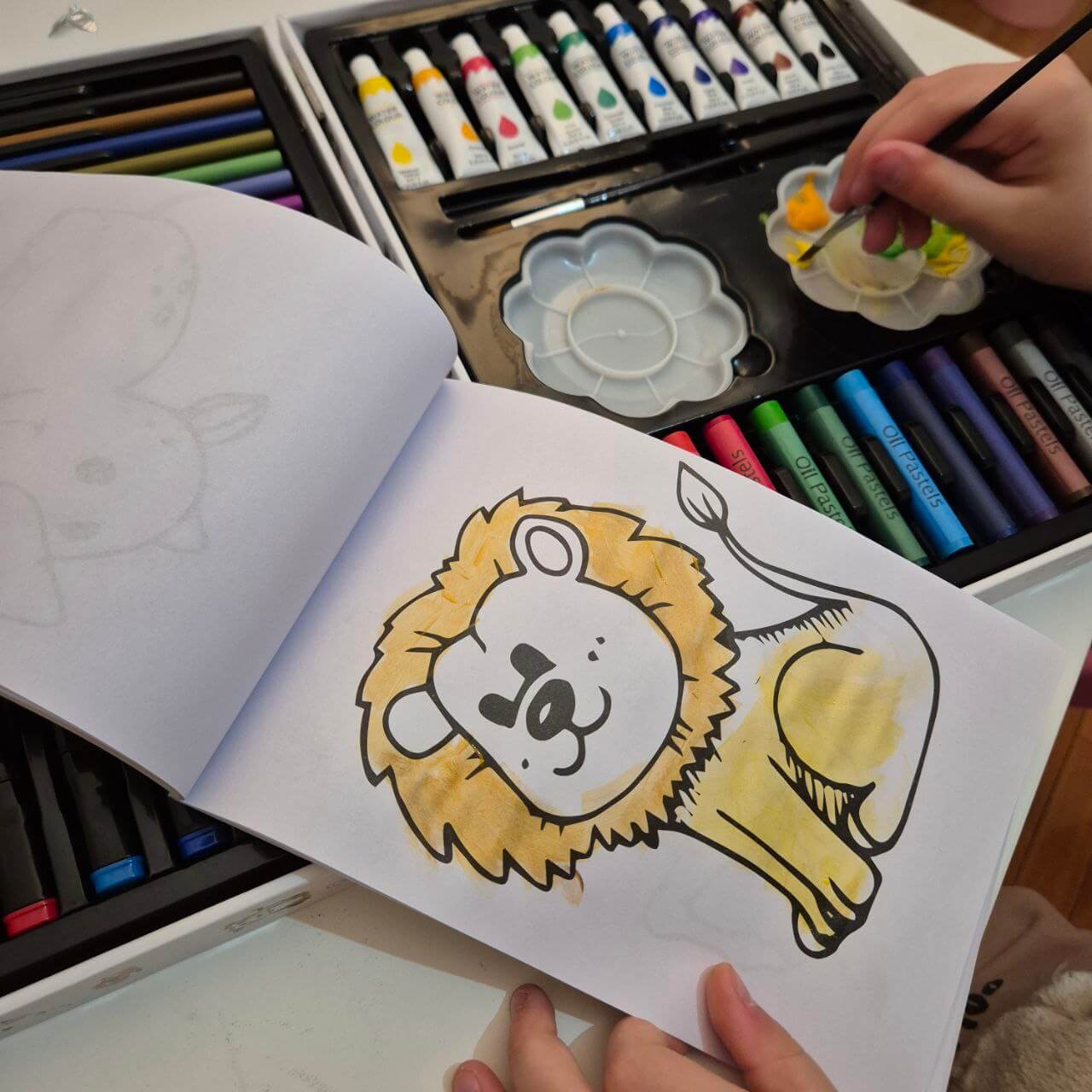 Kofer sa bojama i priborom za crtanje + Poklon bojanka 🎨