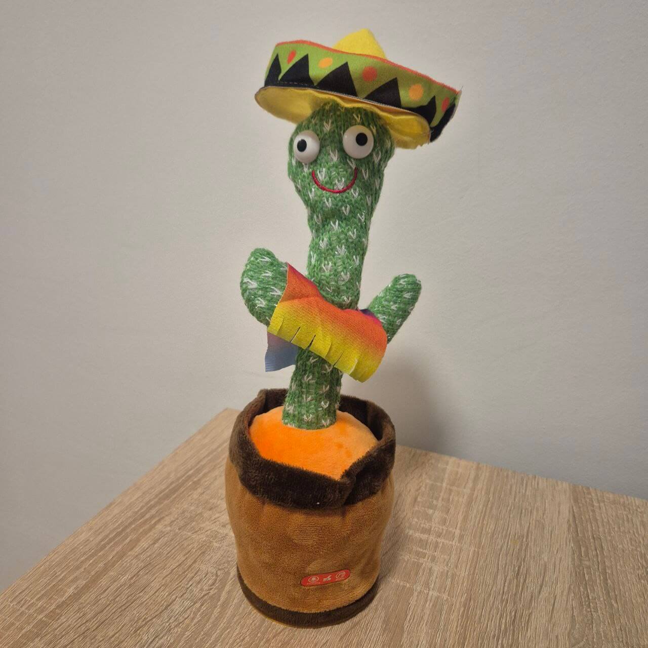 Magični Kaktus koji ponavlja reči za nama, svetli i pleše 🌵